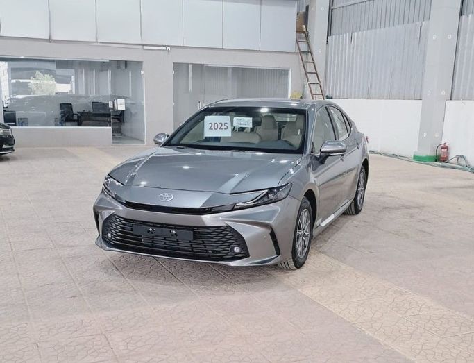 Новый Toyota Camry IX (XV80), 2.5 л, 2025 в Саудовская Аравия, Эр-Рияд от Al Astool Al Khaleeji شركة الأسطول الخليجي للسيارات Серебристый цвет.  | AUTO.AE | Объявление #249067