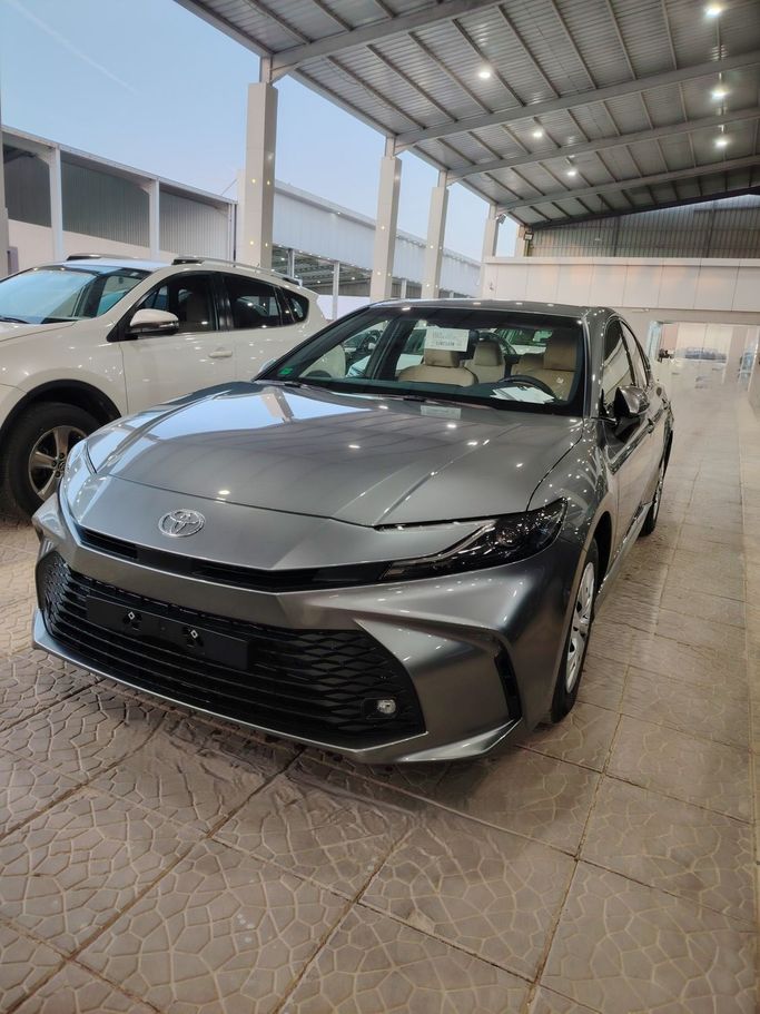 Новый Toyota Camry IX (XV80), 2.5 л, 2025 в Саудовская Аравия, Эр-Рияд от Al Astool Al Khaleeji شركة الأسطول الخليجي للسيارات Серебристый цвет.  | AUTO.AE | Объявление #249069