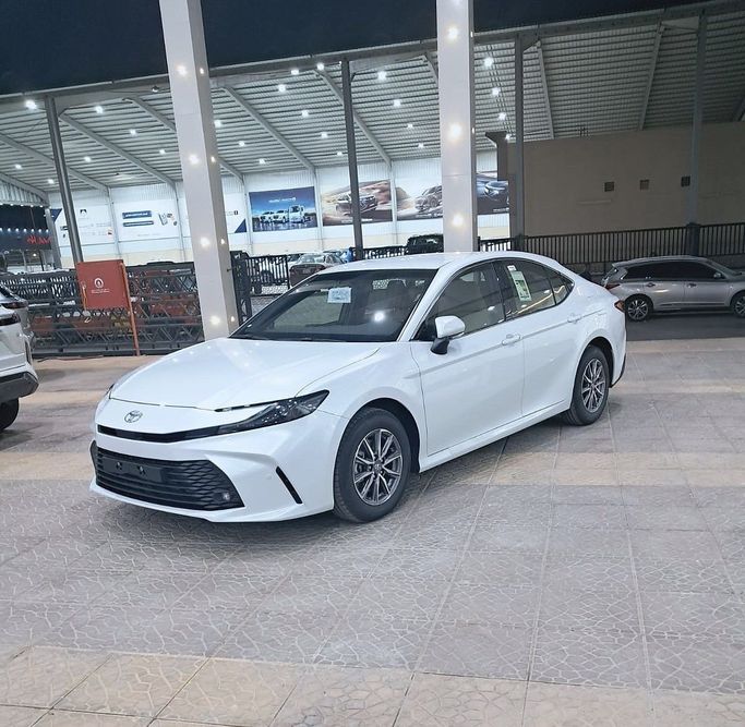جديدة Toyota Camry التاسع (XV80), 2.5 l, 2025 في في المملكة العربية السعودية, الرياض من Al Astool Al Khaleeji شركة الأسطول الخليجي للسيارات، اللون أبيض.  | AUTO.AE | إعلان #249070