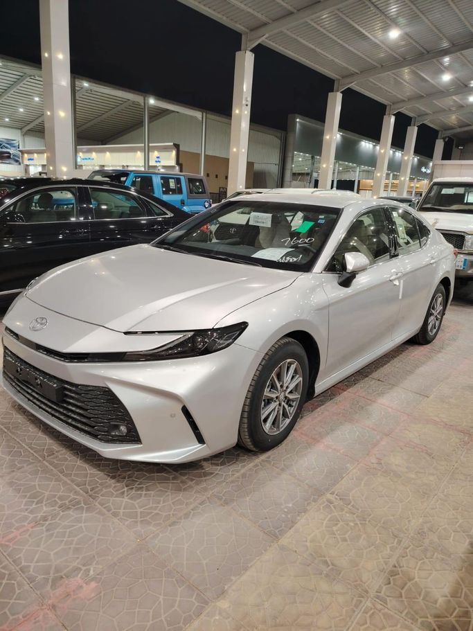 جديدة Toyota Camry التاسع (XV80), 2.5 l, 2025 في في المملكة العربية السعودية, الرياض من Al Astool Al Khaleeji شركة الأسطول الخليجي للسيارات، اللون فضي.  | AUTO.AE | إعلان #249071