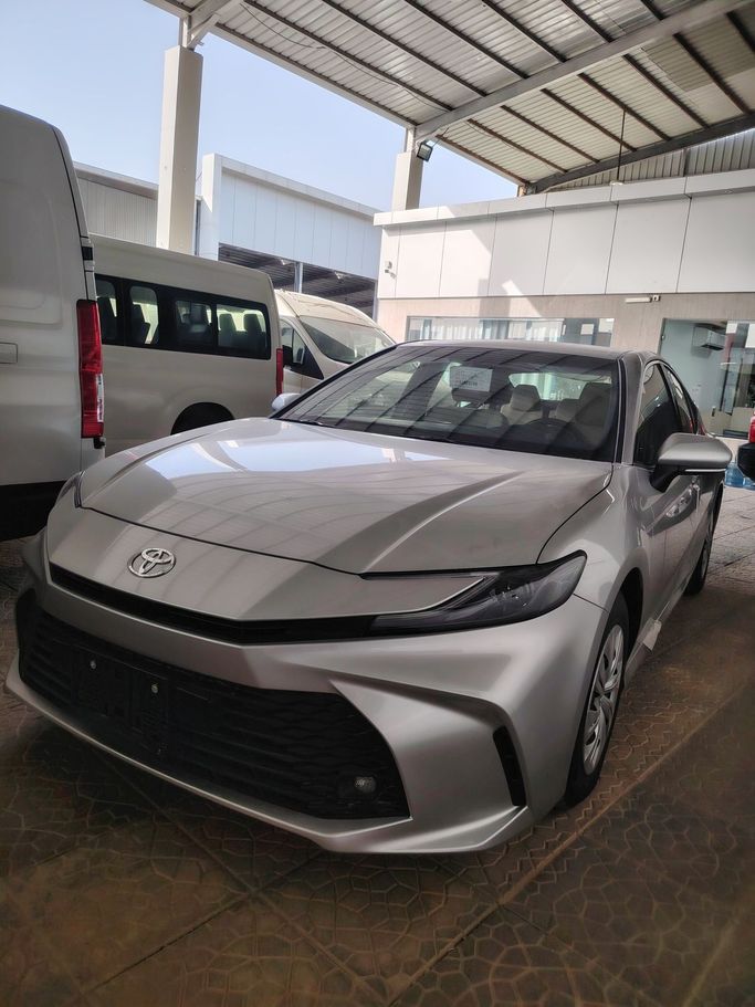 جديدة Toyota Camry التاسع (XV80), 2.5 l, 2025 في في المملكة العربية السعودية, الرياض من Al Astool Al Khaleeji شركة الأسطول الخليجي للسيارات، اللون فضي.  | AUTO.AE | إعلان #249073