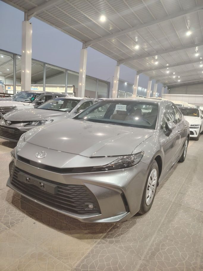 Новый Toyota Camry IX (XV80), 2.5 л, 2025 в Саудовская Аравия, Эр-Рияд от Al Astool Al Khaleeji شركة الأسطول الخليجي للسيارات Серебристый цвет.  | AUTO.AE | Объявление #249078