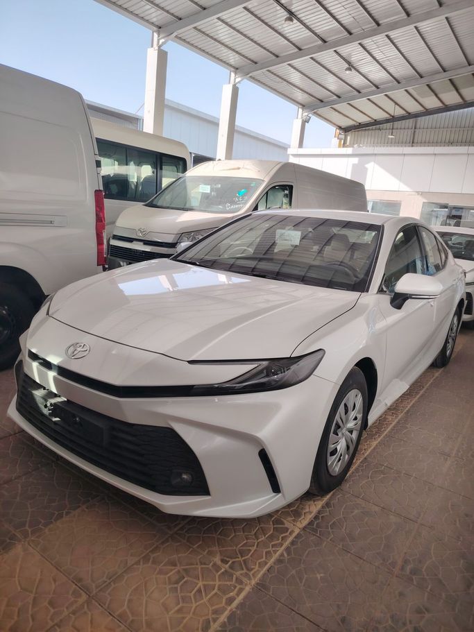 جديدة Toyota Camry التاسع (XV80), 2.5 l, 2025 في في المملكة العربية السعودية, الرياض من Al Astool Al Khaleeji شركة الأسطول الخليجي للسيارات، اللون أبيض.  | AUTO.AE | إعلان #249079