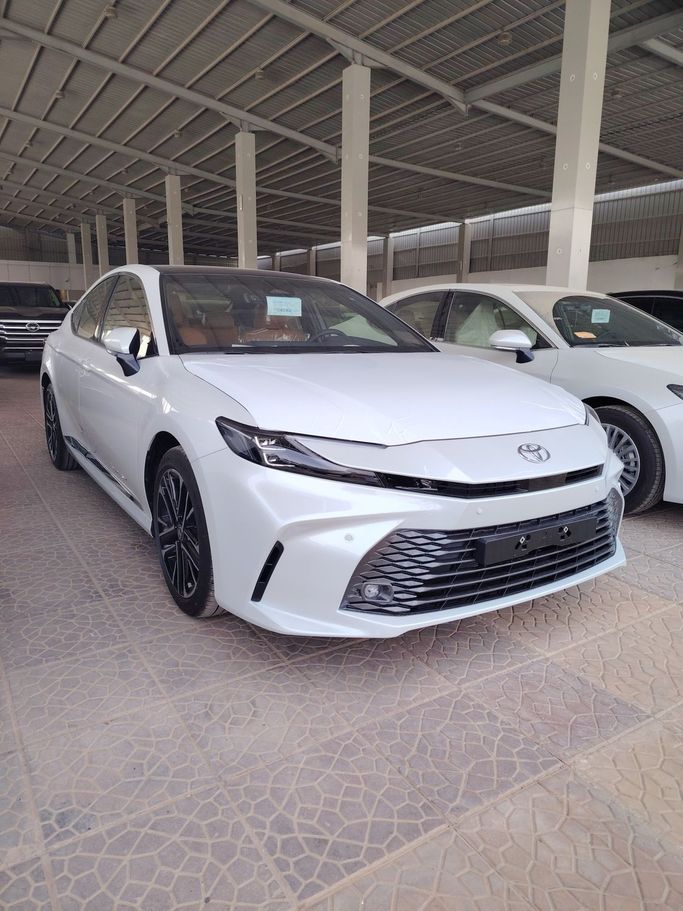 Новый Toyota Camry IX (XV80), 2.5 л, 2025 в Саудовская Аравия, Эр-Рияд от Al Astool Al Khaleeji شركة الأسطول الخليجي للسيارات Белый цвет.  | AUTO.AE | Объявление #249080
