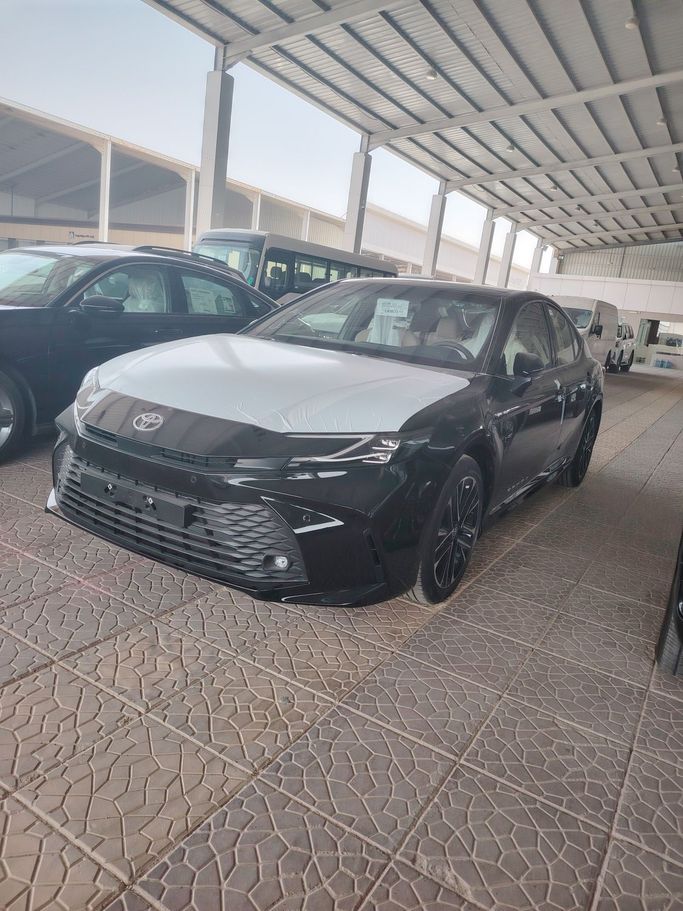 جديدة Toyota Camry التاسع (XV80), 2.5 l, 2025 في في المملكة العربية السعودية, الرياض من Al Astool Al Khaleeji شركة الأسطول الخليجي للسيارات، اللون أسود.  | AUTO.AE | إعلان #249082