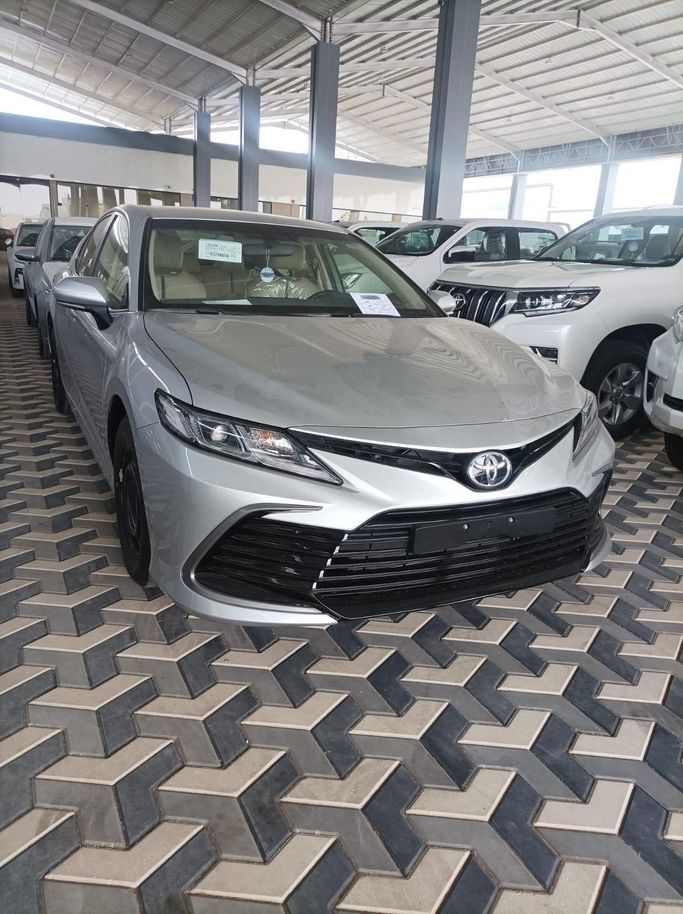 Новый Toyota Camry VIII (XV70) Рестайлинг, 2.5 л, 2024 в Саудовская Аравия, Эр-Рияд от Al Astool Al Khaleeji شركة الأسطول الخليجي للسيارات Серебристый цвет.  | AUTO.AE | Объявление #249105
