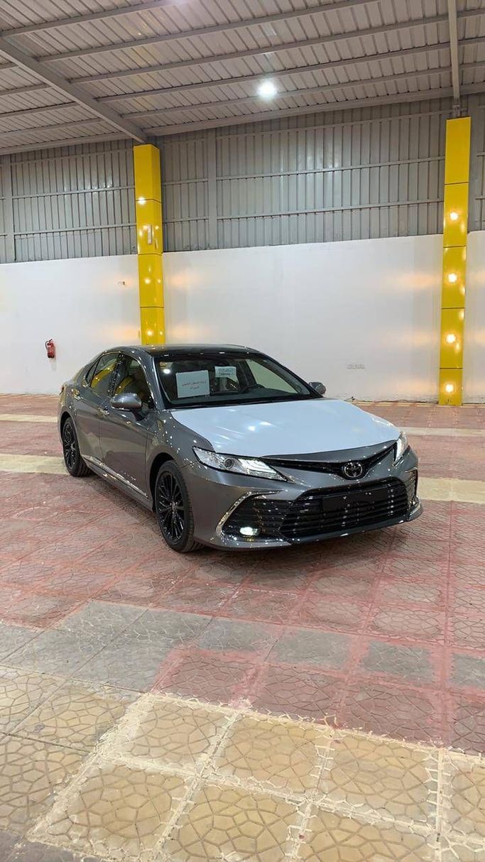 Новый Toyota Camry VIII (XV70) Рестайлинг, 2.5 л, 2024 в Саудовская Аравия, Эр-Рияд от Al Astool Al Khaleeji شركة الأسطول الخليجي للسيارات Серый цвет.  | AUTO.AE | Объявление #249109