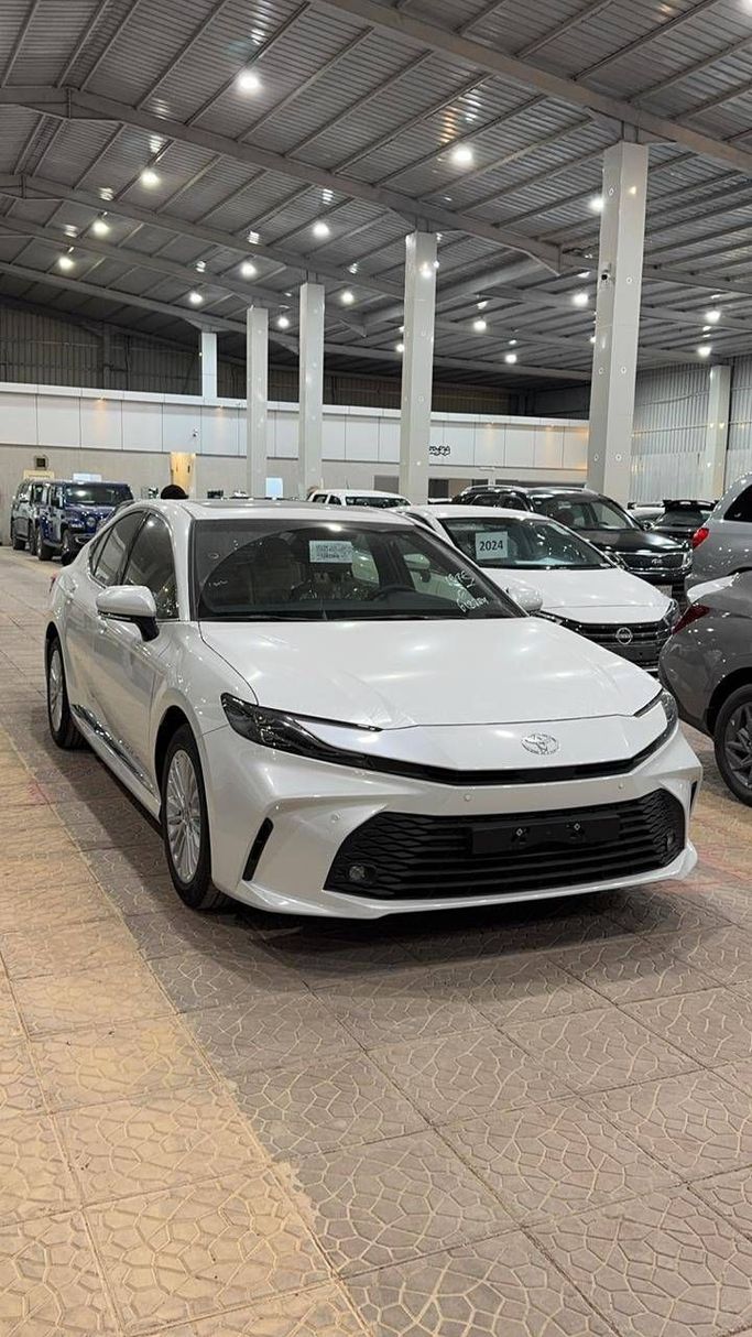 جديدة Toyota Camry التاسع (XV80), 2.5 l, 2025 في في المملكة العربية السعودية, الرياض من Al Astool Al Khaleeji شركة الأسطول الخليجي للسيارات، اللون أبيض.  | AUTO.AE | إعلان #249110