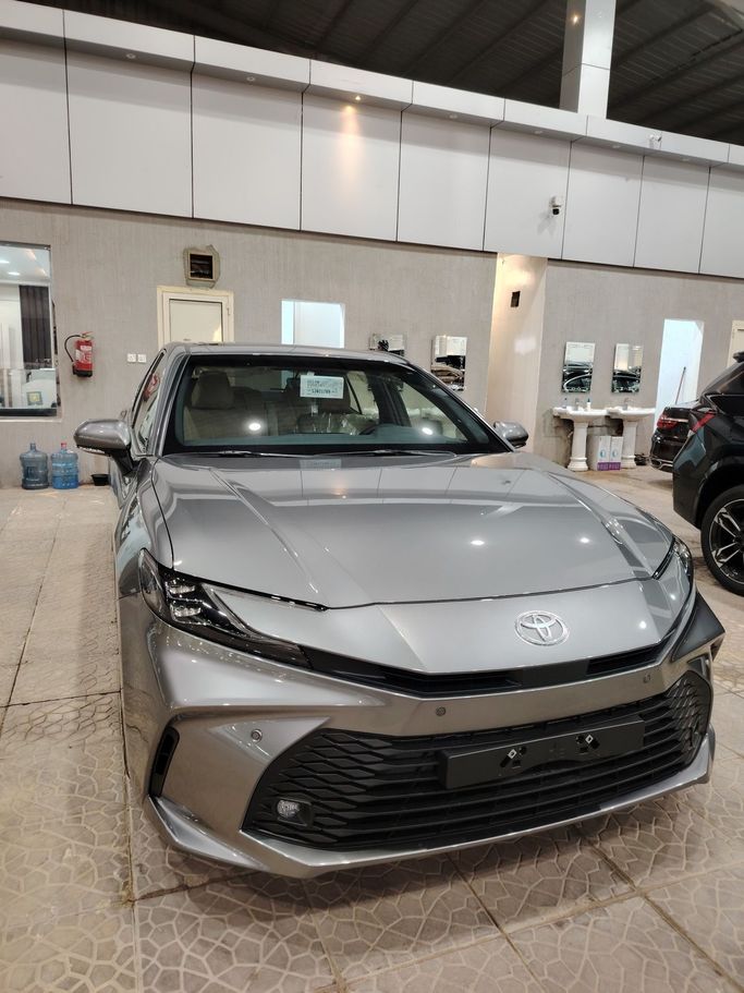جديدة Toyota Camry التاسع (XV80), 2.5 l, 2025 في في المملكة العربية السعودية, الرياض من Al Astool Al Khaleeji شركة الأسطول الخليجي للسيارات، اللون فضي.  | AUTO.AE | إعلان #249111