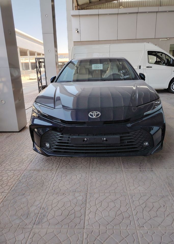 جديدة Toyota Camry التاسع (XV80), 2.5 l, 2025 في في المملكة العربية السعودية, الرياض من Al Astool Al Khaleeji شركة الأسطول الخليجي للسيارات، اللون أزرق داكن.  | AUTO.AE | إعلان #249112