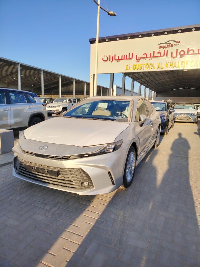 جديدة Toyota Camry التاسع (XV80), 2.5 l, 2025 في في المملكة العربية السعودية, الرياض من Al Astool Al Khaleeji شركة الأسطول الخليجي للسيارات، اللون فضي.  | AUTO.AE | إعلان #249114