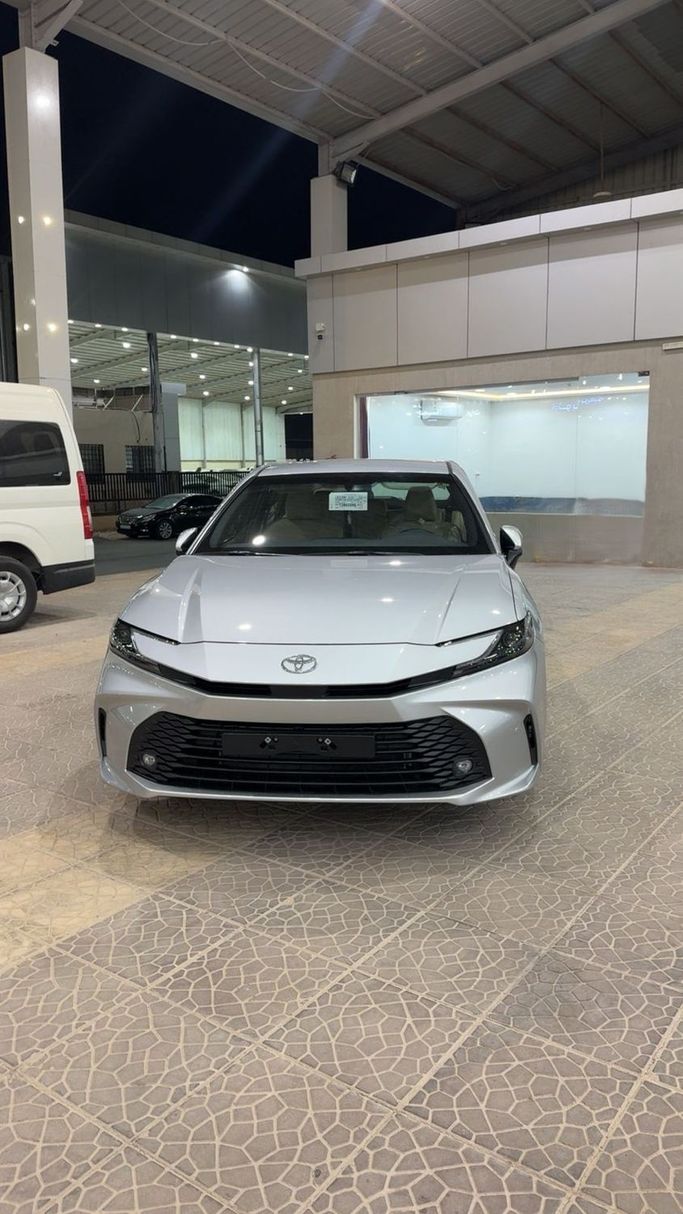 جديدة Toyota Camry التاسع (XV80), 2.5 l, 2026 في في المملكة العربية السعودية, الرياض من Al Astool Al Khaleeji شركة الأسطول الخليجي للسيارات، اللون فضي.  | AUTO.AE | إعلان #249115