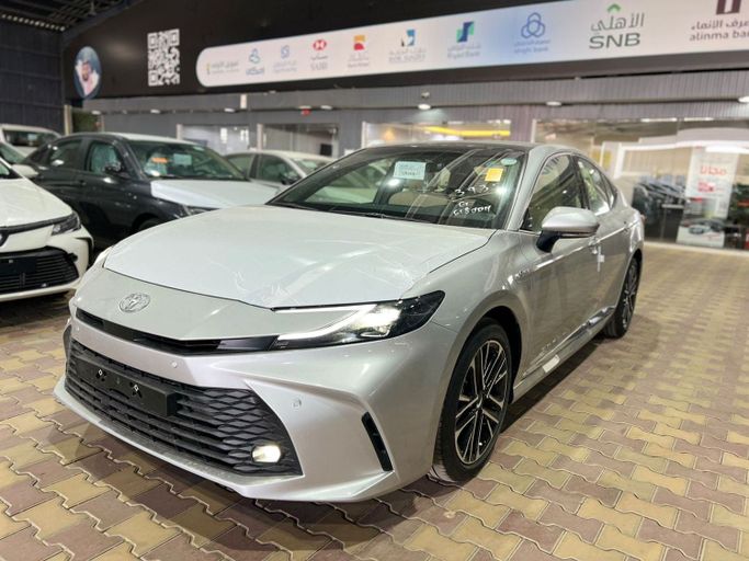 جديدة Toyota Camry التاسع (XV80), 2.5 l, 2026 في في المملكة العربية السعودية, الرياض من Car Vault شركة كار فولت للسيارات، اللون أبيض.  | AUTO.AE | إعلان #249451