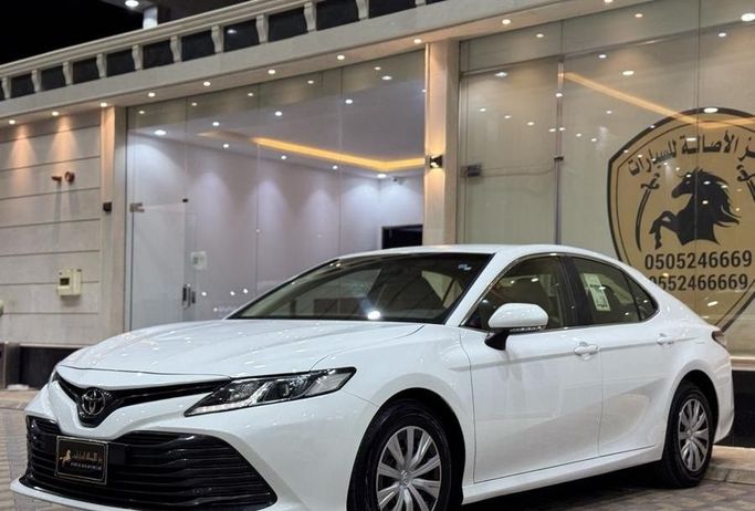 مستعملة Toyota Camry عملية فيس ليفت VIII (XV70), 2.0 l, 2020 في في المملكة العربية السعودية, الرياض من Ramz Al Asalah رمز الاصالة، اللون أبيض.  | AUTO.AE | إعلان #249459