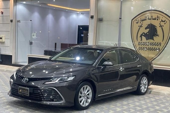 مستعملة Toyota Camry عملية فيس ليفت VIII (XV70), 2.0 l, 2021 في في المملكة العربية السعودية, الرياض من Ramz Al Asalah رمز الاصالة، اللون رمادي.  | AUTO.AE | إعلان #249460