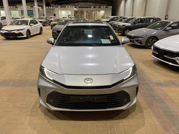جديدة Toyota Camry التاسع (XV80), 2.5 l, 2025 في في المملكة العربية السعودية, الرياض من Atehad AlRaiy معرض اتحاد الراي للسيارات، اللون فضي.  | AUTO.AE | إعلان #250588