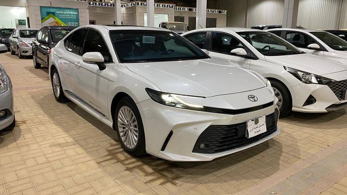 جديدة Toyota Camry التاسع (XV80), 2.5 l, 2025 في في المملكة العربية السعودية, الرياض من Atehad AlRaiy معرض اتحاد الراي للسيارات، اللون أبيض.  | AUTO.AE | إعلان #250661