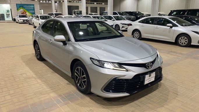 Подержанный Toyota Camry VIII (XV70) Рестайлинг, 2.5 л, 2023 в Саудовская Аравия, Эр-Рияд от Atehad AlRaiy معرض اتحاد الراي للسيارات Серебристый цвет.  | AUTO.AE | Объявление #250665