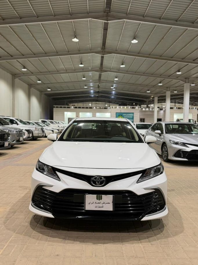 Подержанный Toyota Camry VIII (XV70) Рестайлинг, 2.5 л, 2023 в Саудовская Аравия, Эр-Рияд от Atehad AlRaiy معرض اتحاد الراي للسيارات Белый цвет.  | AUTO.AE | Объявление #250669