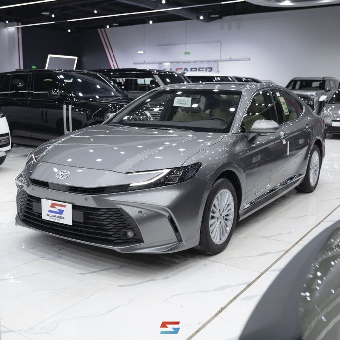 جديدة Toyota Camry التاسع (XV80), 2.5 l, 2025 في في المملكة العربية السعودية, الرياض من Al Saber Cars شركة السبر للسيارات، اللون رمادي.  | AUTO.AE | إعلان #251970