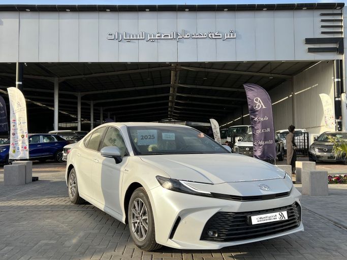 جديدة Toyota Camry التاسع (XV80), 2.5 l, 2025 في في المملكة العربية السعودية, الرياض من Al Sughayyir Cars الصغير للسيارات، اللون أبيض.  | AUTO.AE | إعلان #254640