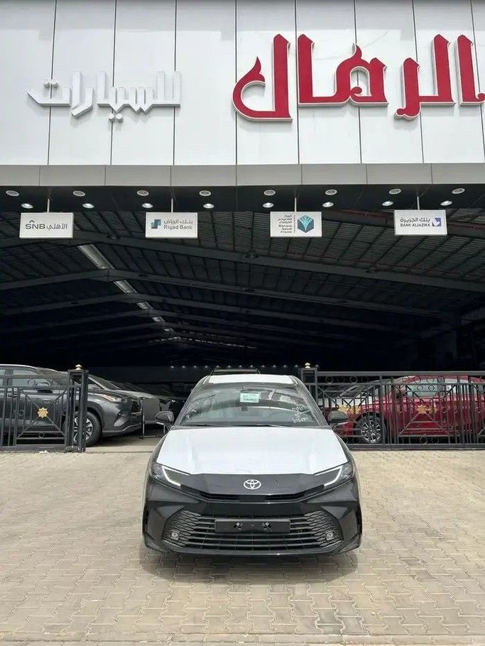 جديدة Toyota Camry التاسع (XV80), 2.5 l, 2026 في في المملكة العربية السعودية, الرياض من Al Rimal شركة الرمال للسيارات، اللون أسود.  | AUTO.AE | إعلان #256117
