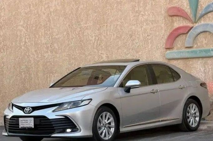 مستعملة Toyota Camry عملية فيس ليفت VIII (XV70), 2.5 l, 2023 في في المملكة العربية السعودية, الرياض من Barakat Al Markabat Cars معرض بركة المركبات للسيارات، اللون فضي. مواصفات الخليج | AUTO.AE | إعلان #260341
