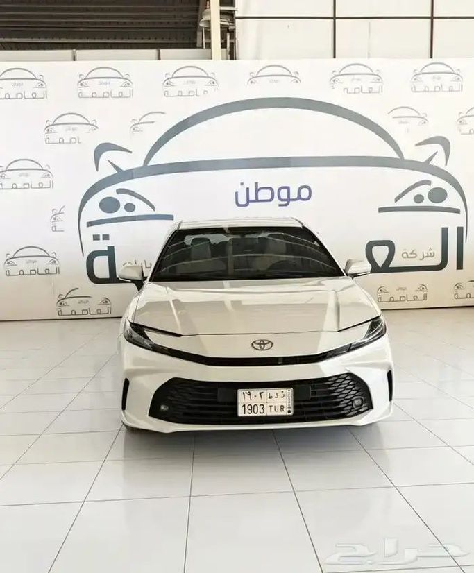 Подержанный Toyota Camry IX (XV80), 2.5 л, 2025 в Саудовская Аравия, Эр-Рияд от شركة معرض موطن العاصمة للسيارات Белый цвет.  | AUTO.AE | Объявление #261639