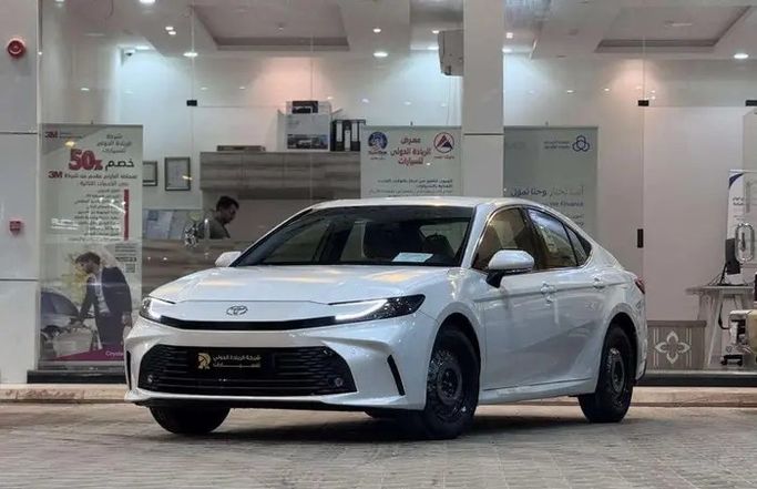 جديدة Toyota Camry التاسع (XV80), 2.5 l, 2025 في في المملكة العربية السعودية, الرياض من Al Riyada Al Duwalya شركة الريادة الدولي للسيارات، اللون أبيض.  | AUTO.AE | إعلان #262803