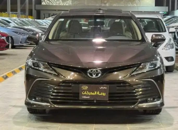 مستعملة Toyota Camry عملية فيس ليفت VIII (XV70), 2.5 l, 2021 في في المملكة العربية السعودية, الرياض من Rawat Motors شركة معرض روعة المحركات للسيارات، اللون بني.  | AUTO.AE | إعلان #263936