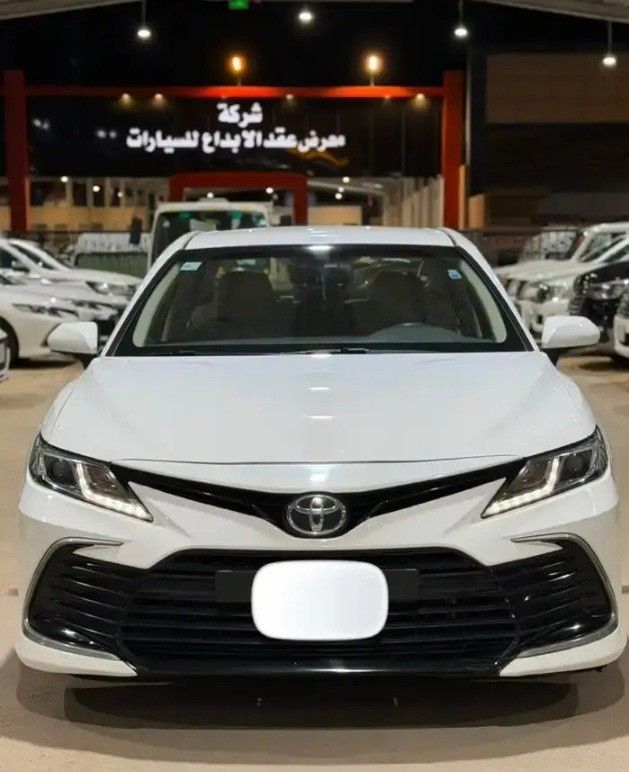 Подержанный Toyota Camry VIII (XV70) Рестайлинг, 2.5 л, 2023 в Саудовская Аравия, Эр-Рияд от معرض امتياز الشفا للسيارات Белый цвет.  | AUTO.AE | Объявление #264248
