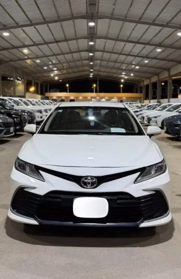 Подержанный Toyota Camry VIII (XV70) Рестайлинг, 2.5 л, 2023 в Саудовская Аравия, Эр-Рияд от معرض امتياز الشفا للسيارات Белый цвет.  | AUTO.AE | Объявление #264259