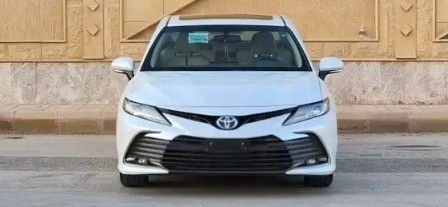 مستعملة Toyota Camry عملية فيس ليفت VIII (XV70), 2.5 l, 2022 في في المملكة العربية السعودية, الرياض من Al Qaiser Showroom معرض القيصر للسيارات، اللون أبيض.  | AUTO.AE | إعلان #266898
