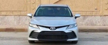 Подержанный Toyota Camry VIII (XV70) Рестайлинг, 2.5 л, 2022 в Саудовская Аравия, Эр-Рияд от Al Qaiser Showroom معرض القيصر للسيارات Серебристый цвет.  | AUTO.AE | Объявление #266918