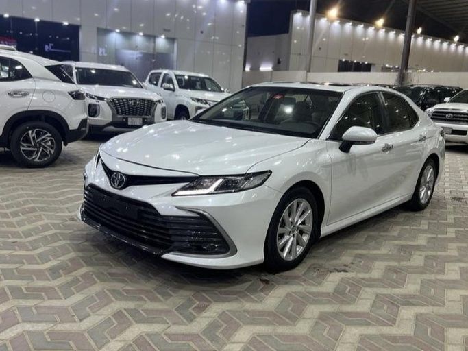مستعملة ⁦Toyota Camry عملية فيس ليفت VIII (XV70)، 2.5 l، 2023⁩ في في المملكة العربية السعودية, الرياض من Fakhamat Najd معرض فخامة نجد للسيارات، اللون أبيض. أخرى | AUTO.AE | إعلان #288755