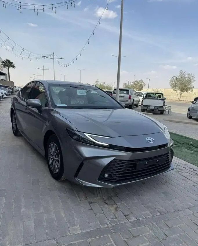 Новый ⁦Toyota Camry IX (XV80) China Market, 2.0 л, 2026⁩ в Саудовская Аравия, Эр-Рияд от Al Khedr Cars الخضر للسيارات Серебристый цвет.  | AUTO.AE | Объявление #288762