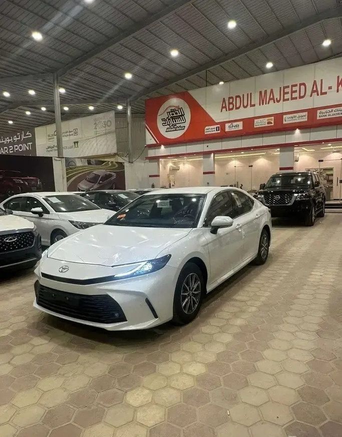 جديدة ⁦Toyota Camry التاسع (XV80) سوق الصين التاسع (XV80)، 2.0 l، 2026⁩ في في المملكة العربية السعودية, الرياض من Al Khedr Cars الخضر للسيارات، اللون أبيض.  | AUTO.AE | إعلان #288814