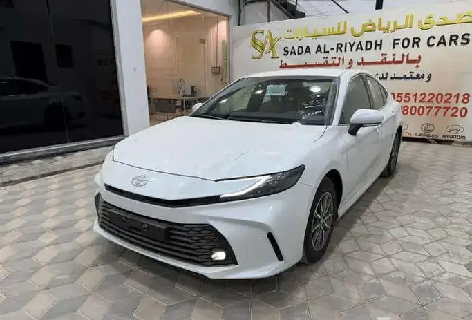 Новый ⁦Toyota Camry IX (XV80), 2.5 л, 2026⁩ в Саудовская Аравия, Эр-Рияд от Sada Al Riyadh صدى الرياض Белый цвет. GCC | AUTO.AE | Объявление #288915