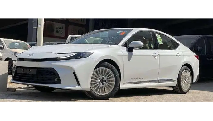 Новый ⁦Toyota Camry IX (XV80), 2.5 л, 2026⁩ в Саудовская Аравия, Эр-Рияд от Sada Al Riyadh صدى الرياض Белый цвет. GCC | AUTO.AE | Объявление #288960