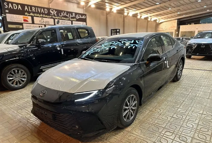 جديدة ⁦Toyota Camry التاسع (XV80)، 2.5 l، 2026⁩ في في المملكة العربية السعودية, الرياض من Sada Al Riyadh صدى الرياض، اللون رمادي. مواصفات الخليج | AUTO.AE | إعلان #288966
