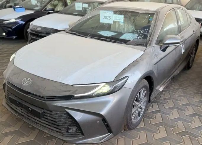 جديدة ⁦Toyota Camry التاسع (XV80)، 2.5 l، 2025⁩ في في المملكة العربية السعودية, الرياض من Bilad Shahran معرض بلاد شهران، اللون رمادي.  | AUTO.AE | إعلان #289554