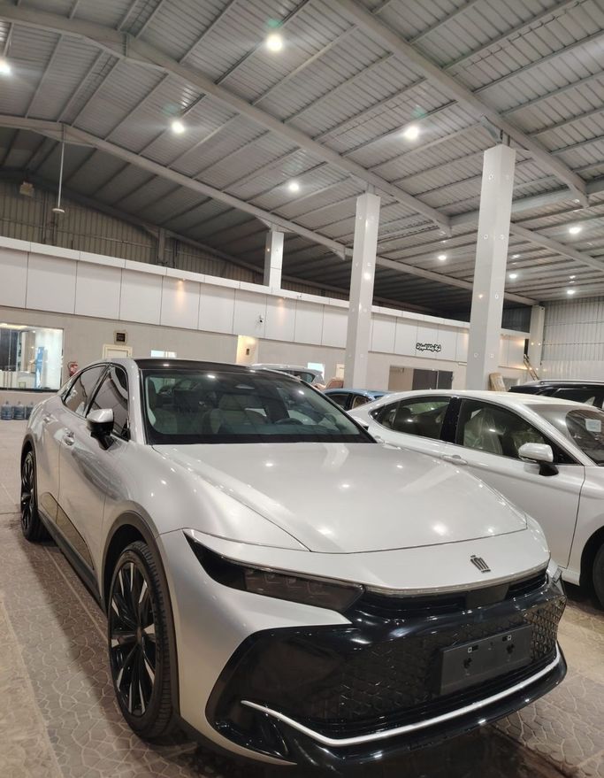 Подержанный Toyota Crown XVI (S230), 2.5 л, 2023 в Саудовская Аравия, Эр-Рияд от Al Astool Al Khaleeji شركة الأسطول الخليجي للسيارات Серебристый цвет.  | AUTO.AE | Объявление #249116