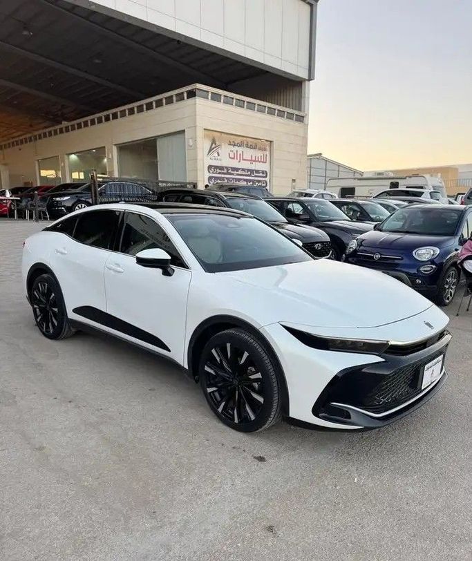 Подержанный Toyota Crown XVI (S230), 2.4 л, 2023 в Саудовская Аравия, Эр-Рияд от Qimmat Al Majd  معرض قمة المجد للسيارات Белый цвет.  | AUTO.AE | Объявление #251875