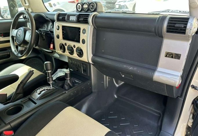 Подержанный Toyota FJ Cruiser, 4.0 л, 2023 в Саудовская Аравия, Эр-Рияд от Al Shukh شركة معرض الشيوخ للسيارات Бежевый цвет.  | AUTO.AE | Объявление #296228 — фото 11 из 12