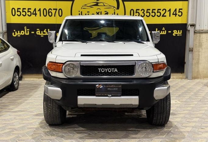 Подержанный Toyota FJ Cruiser, 4.0 л, 2016 в Саудовская Аравия, Эр-Рияд от Rayat Al Amtayaz راية الامتياز Белый цвет.  | AUTO.AE | Объявление #296467