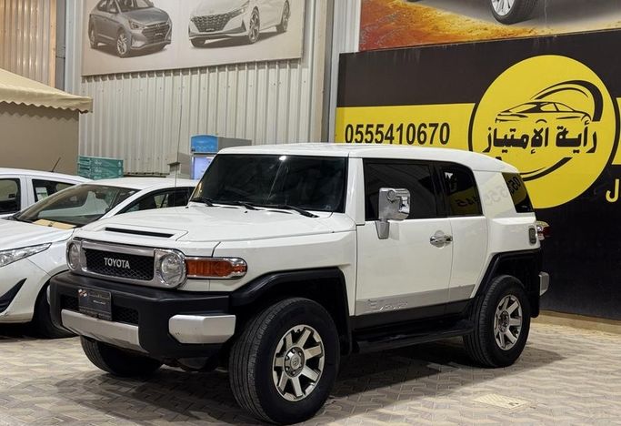 Подержанный Toyota FJ Cruiser, 4.0 л, 2016 в Саудовская Аравия, Эр-Рияд от Rayat Al Amtayaz راية الامتياز Белый цвет.  | AUTO.AE | Объявление #296467 — фото 2 из 18