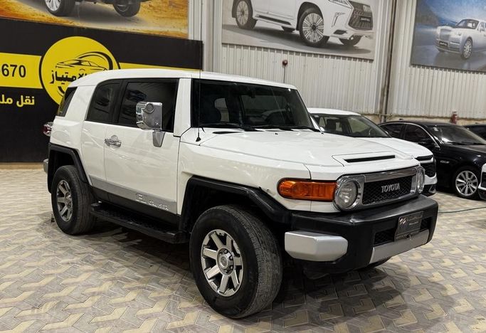 Подержанный Toyota FJ Cruiser, 4.0 л, 2016 в Саудовская Аравия, Эр-Рияд от Rayat Al Amtayaz راية الامتياز Белый цвет.  | AUTO.AE | Объявление #296467 — фото 3 из 18