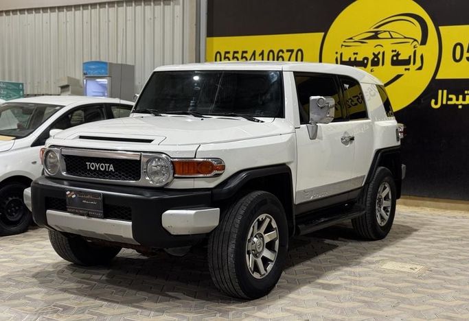 Подержанный Toyota FJ Cruiser, 4.0 л, 2016 в Саудовская Аравия, Эр-Рияд от Rayat Al Amtayaz راية الامتياز Белый цвет.  | AUTO.AE | Объявление #296467 — фото 4 из 18