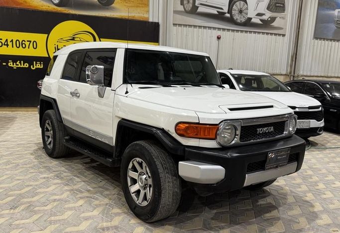 Подержанный Toyota FJ Cruiser, 4.0 л, 2016 в Саудовская Аравия, Эр-Рияд от Rayat Al Amtayaz راية الامتياز Белый цвет.  | AUTO.AE | Объявление #296467 — фото 5 из 18