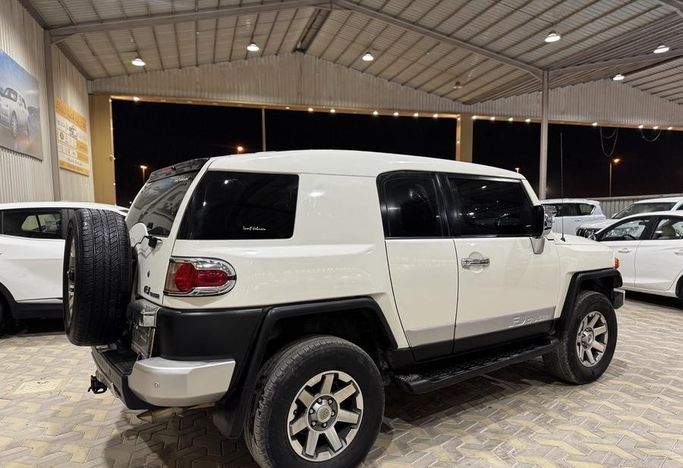 Подержанный Toyota FJ Cruiser, 4.0 л, 2016 в Саудовская Аравия, Эр-Рияд от Rayat Al Amtayaz راية الامتياز Белый цвет.  | AUTO.AE | Объявление #296467 — фото 6 из 18